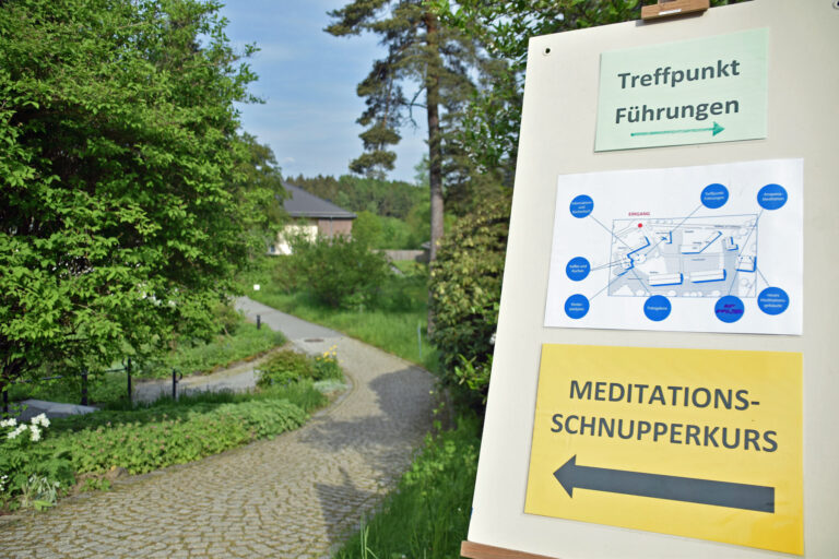 Wilkommensschild bei Tag der offenen Tür
